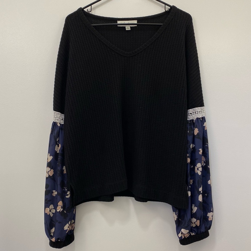 Waffle-knit sweater with floral balloon sleeves and lace detail